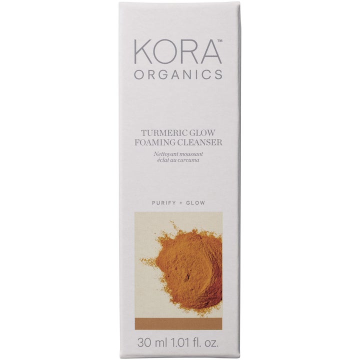 KORA Organics Turmeric Glow Foaming Cleanser 30 ml ansigtsrens giver glød i hvid æske med gyldent gurkemejepulver.