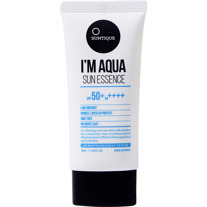 Suntique I'm Aqua Sun Essence 50ml fugtgivende solcreme SPF 50+ i hvid plasttube med sort låg og blå skrift.