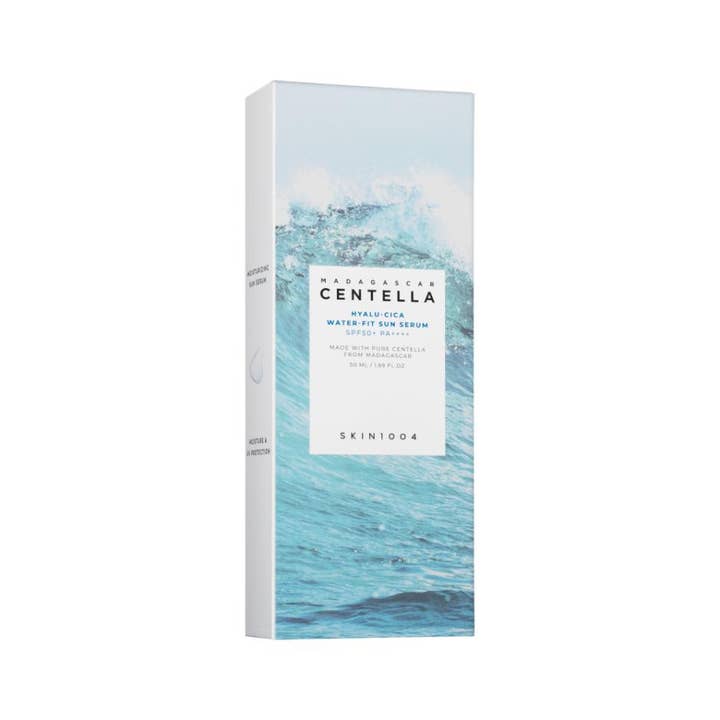 SKIN1004 Madagascar Centella Hyalu-Cica WATER-FIT Sun serum 50 ml fugtgivende solcreme SPF 50+ i æske med blå bølger