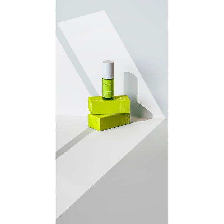 Niche Beauty Lab Theramid Smoothing Treatment 30 ml serum på limegrønne æsker i skarpt lys