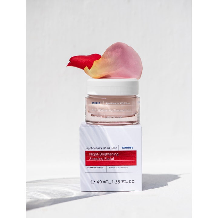KORRES Apothecary Wild Rose 40 ml natcreme i glaskrukke med hvide rosenblade på toppen
