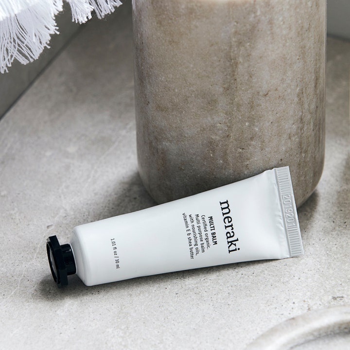 Meraki Multi balm 30 ml økologisk multibalm med vitamin E og sheasmør i hvid tube på stenoverflade