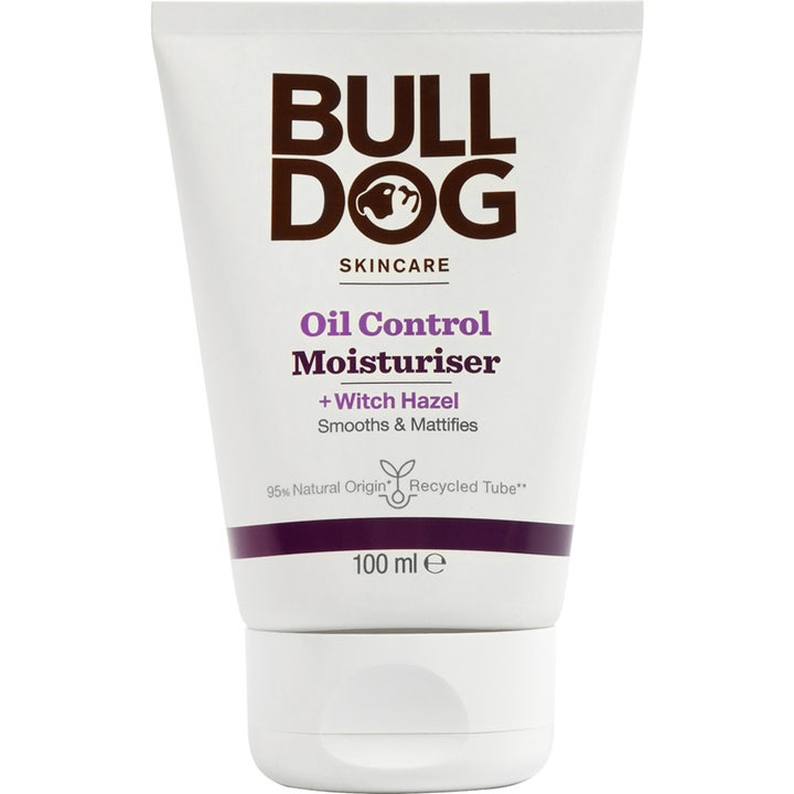 Bulldog Skincare Oil Control Moisturiser 100 ml matterende ansigtscreme med troldnød i hvid tube med lilla detaljer