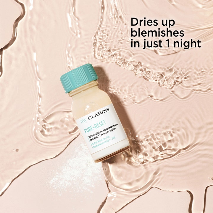 Clarins Mypure-Reset Targeted Blemish Lotion 13 ml mod urenheder i flaske med turkis låg i vandbølger