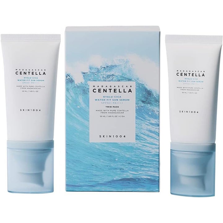 Skin1004 Madagascar Centella Hyalu-Cica Sun Serum 2x50 ml fugtgivende solcreme i hvide tuber og æske med bølgemotiv