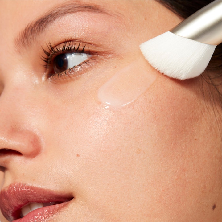 MAC Cosmetics Serum + Moisturizer Brush 1 stk hudpleje der påfører klar gel med hvide børstehår på huden.