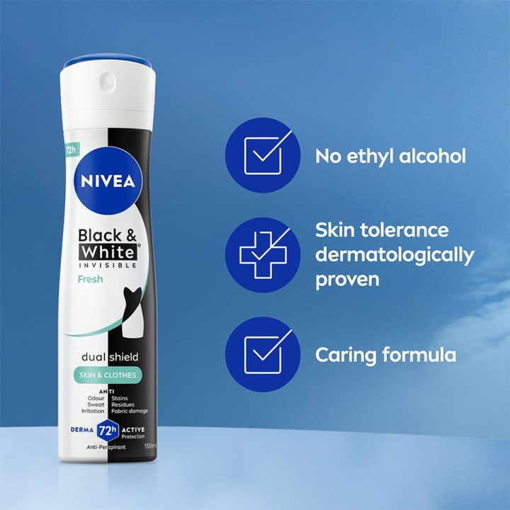 NIVEA Black & White Fresh Spray 150 ml deodorant spray mod sved og lugt vist med en aktiv kvinde i hvidt sportstøj