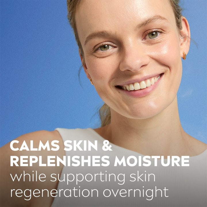 NIVEA Soothing Night Cream 50 ml beroligende natcreme på en smilende kvinde med strålende hud