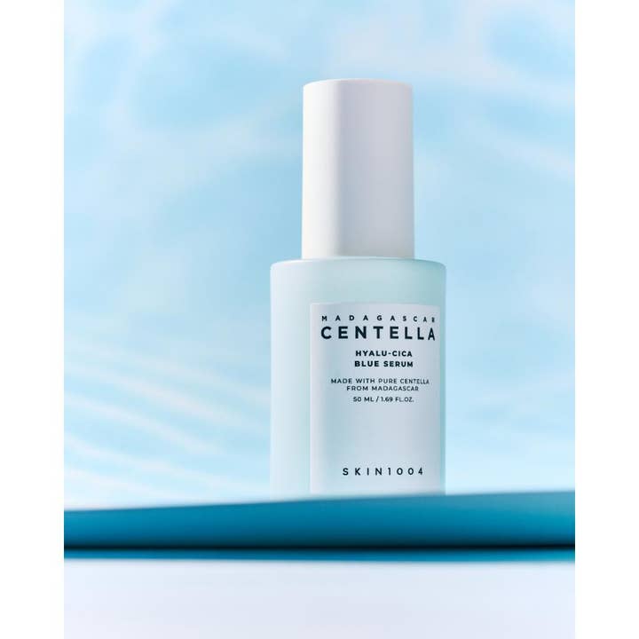 SKIN1004 Madagascar Centella Hyalu-Cica Blue Serum 30 ml fugtgivende serum i lyseblå flaske på blå baggrund