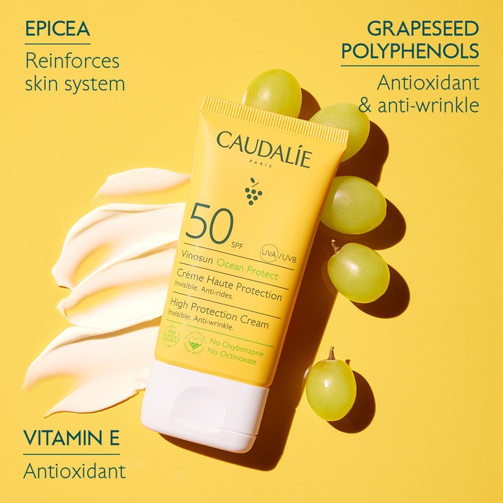 Caudalie Vinosun Protect Cream SPF50+ 50 ml solcreme mod rynker vist med hvid tekstur og grønne vindruer