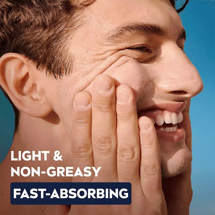 NIVEA Sensitive Daily Protect Moisturiser 50 ml dagcreme SPF30 absorberes hurtigt og føles let på en mands ansigt