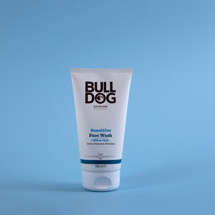 Bulldog Sensitive Face Wash 150 ml renser skånsomt med dueurt i en hvid tube mod en blå baggrund