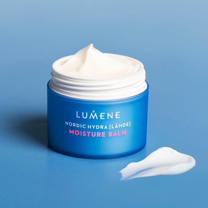 Lumene Nordic Hydra Moisture Balm 50 ml fugtgivende ansigtscreme i blå krukke med fyldig hvid teksturprøve.