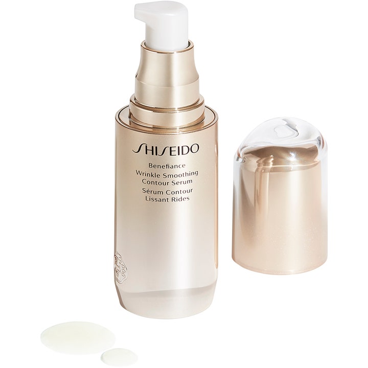 Shiseido Benefiance Wrinkle Smoothing Serum 30 ml ansigtsserum i guldflaske med hvid pumpe og cremet tekstur.