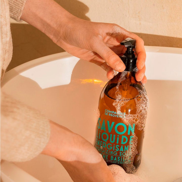 Compagnie de Provence Liquid Marseille Soap Mint Basil 495 ml energigivende håndsæbe i brun flaske med pumpe og skum.
