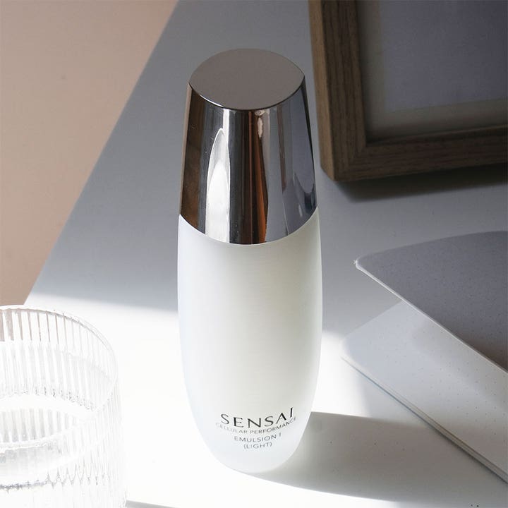 Sensai Cellular Performance Emulsion I Light 100 ml giver fugt i en elegant hvid frostet flaske med sølvlåg.