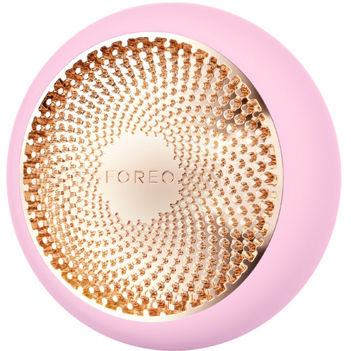 FOREO UFO™ 3 Pearl Pink 1 stk fugtgivende beauty tech enhed i lyserødt silikone med mønstret guldplade