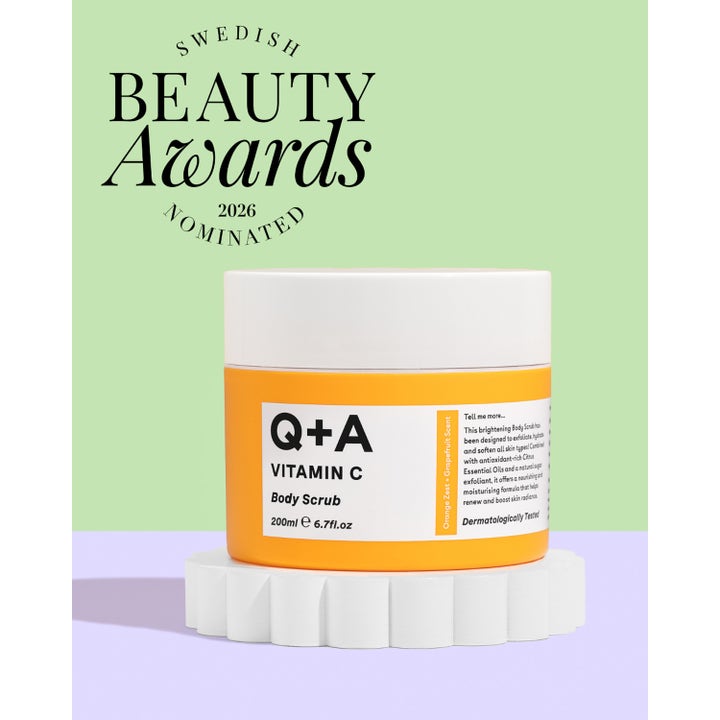 Q+A Vitamin C Body Scrub 200 ml eksfolierende kropspleje i orange krukke nomineret til Swedish Beauty Awards 2026