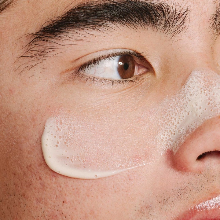 Dermalogica Clear Start Blackhead Clearing Fizz Mask 50 ml ansigtsmaske mod hudorme med hvid boblende tekstur på huden