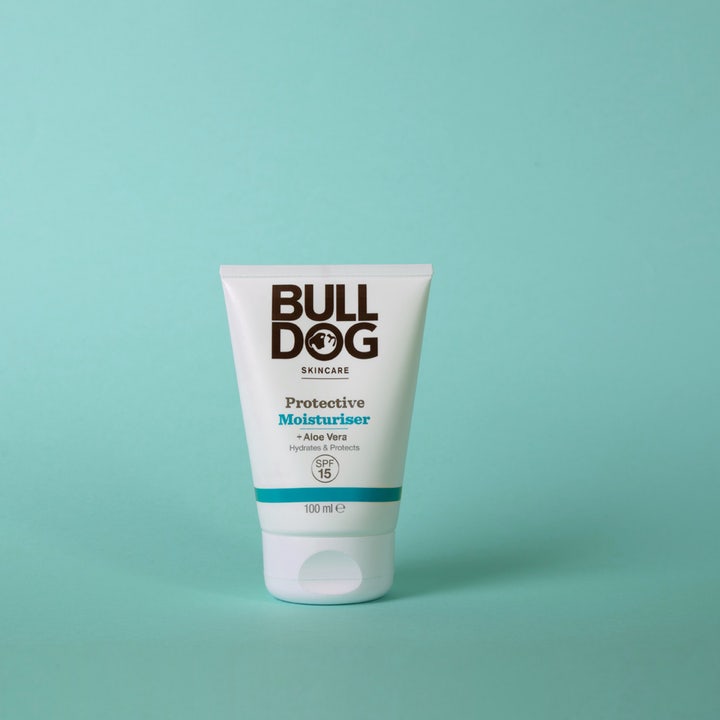 Bulldog Protective Moisturiser 100 ml fugtgivende dagcreme med SPF 15 og aloe vera i hvid tube mod lys turkis baggrund