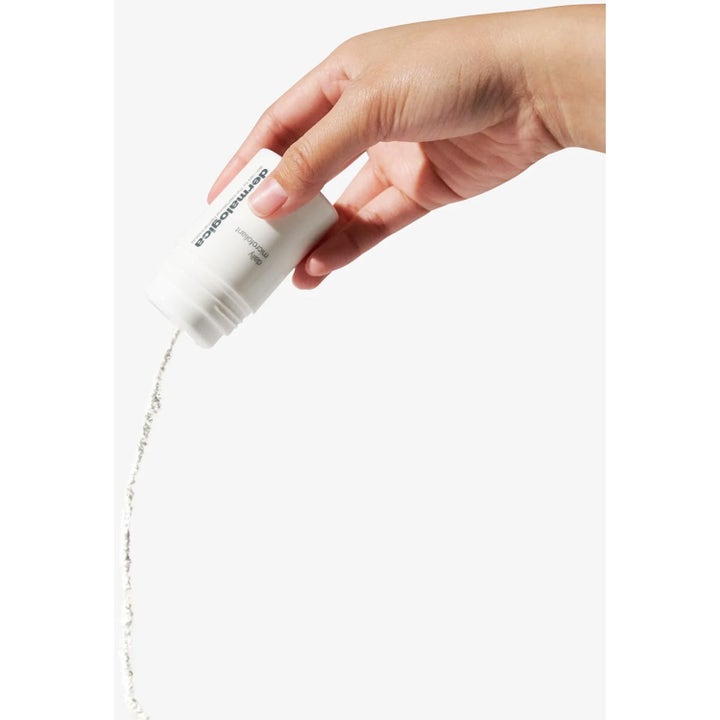 Dermalogica Daily Microfoliant Duo 26 g eksfolierende peeling giver jævn hud idet hvidt pulver hældes fra flasken.
