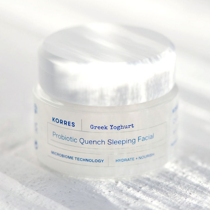 KORRES Greek Yoghurt Probiotic Quench Sleeping Facial 40 ml fugtgivende natcreme i frostet glasruk med hvidt låg
