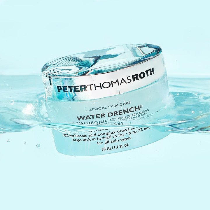 Peter Thomas Roth Water Drench Cloud Creme 50 ml fugtgivende ansigtscreme i lyseblå krukke nedsænket i vand