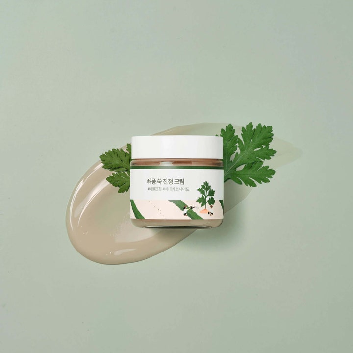Round Lab Mugwort Calming Cream 80 ml beroligende ansigtscreme i krukke ovenpå cremet tekstur og grønne blade