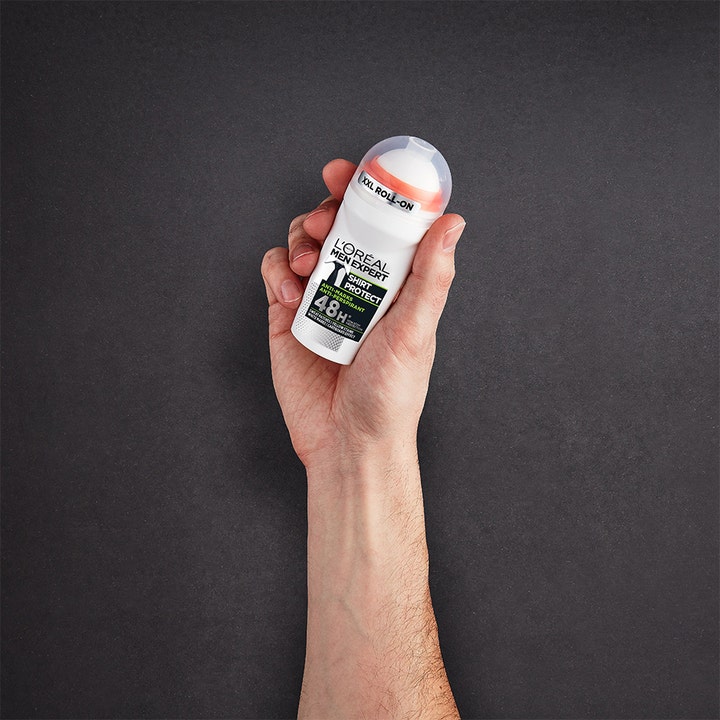 L'Oréal Paris Men Expert Deo Shirt Protect 50 ml herredeodorant med 48H beskyttelse holdes i en hånd.