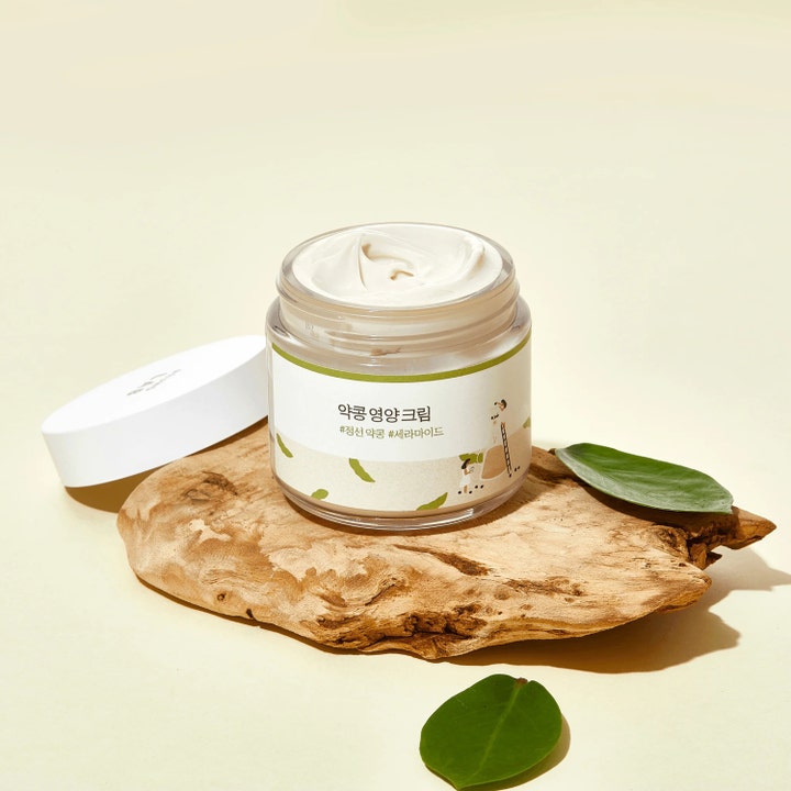 Round Lab Soybean Nourishing Cream 80 ml nærende ansigtscreme med cremet tekstur i krukke placeret på træ og blade.