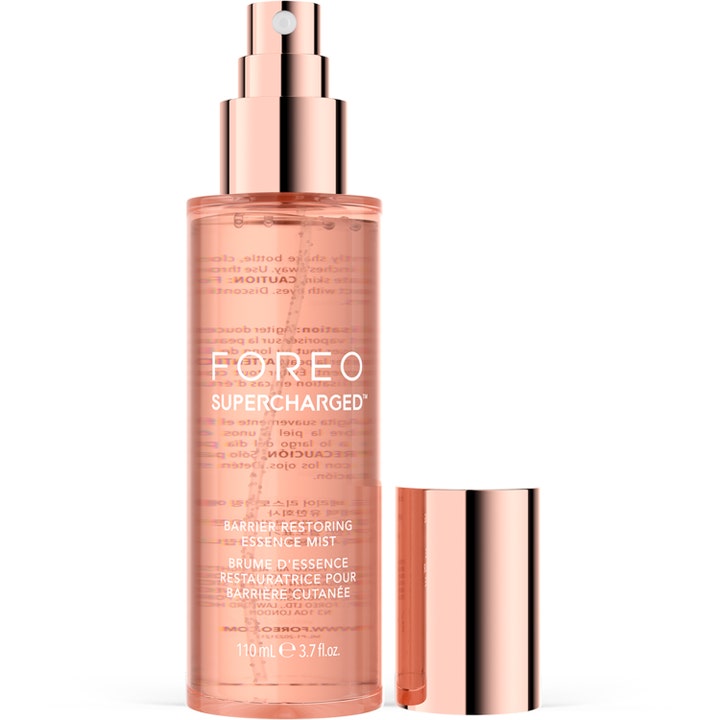 FOREO SUPERCHARGED Essence Mist 110 ml genopbyggende face mist i ferskenfarvet flaske med rosaguld pumpe og låg