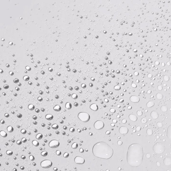 Dermalogica AGE Smart Antioxidant Hydramist 150 ml ansigtsmist i hvid sprayflaske der sprøjter en fin tåge.