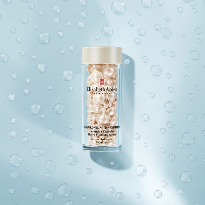 Elizabeth Arden Ceramide Capsules 28 ml fugtgivende serum i perlemorskapsler på blå baggrund med vandbobler