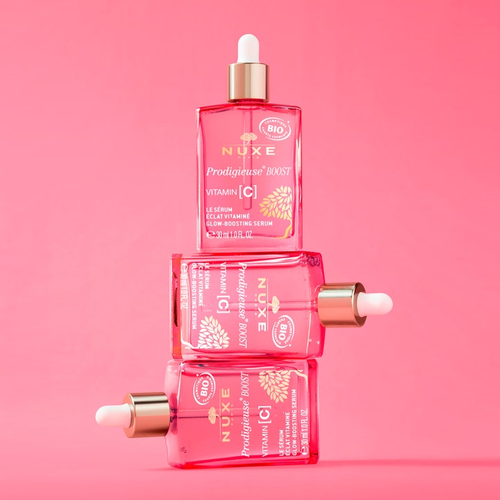 Tre Nuxe Prodigieuse Boost Vitamin C Glow Boosting Serum 30 ml stablet mod en lyserød baggrund.