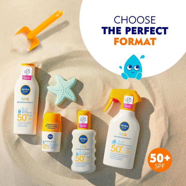 NIVEA SUN Kids Sensitive Roll-On 50 ml solcreme beskytter sensitiv hud vist i sandet i flere formater.