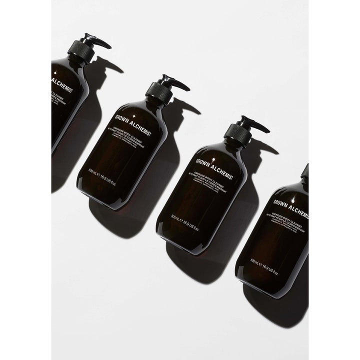 Grown Alchemist Energize Body Cleanser 500 ml opfriskende kropsvask i fire mørkebrune flasker med sort pumpe
