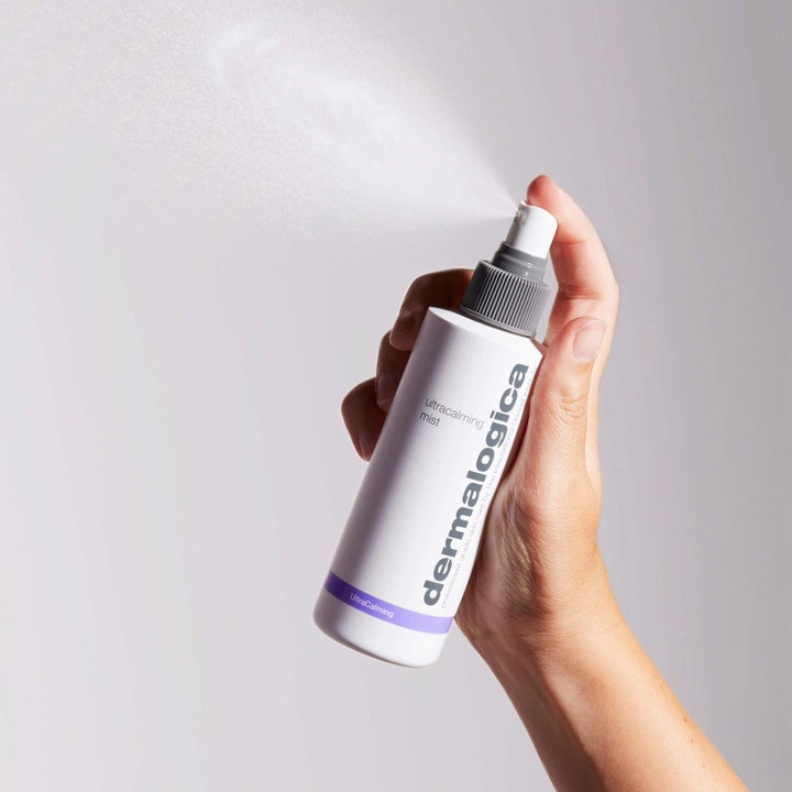 Dermalogica UltraCalming Mist 177 ml beroligende ansigtsspray i hvid flaske der sprøjtes fra en hånd