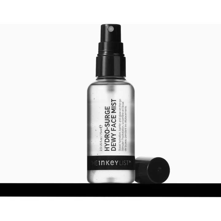 The INKEY List Hydro-Surge Dewy Face Mist 75 ml giver fugt og glød i sort og hvid emballage med frostet flaske.