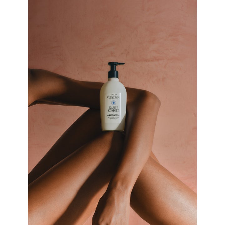 L'Occitane en Provence Shea Butter Body Lotion 240 ml fugtgivende bodylotion i pumpeflaske vist mod bare ben.
