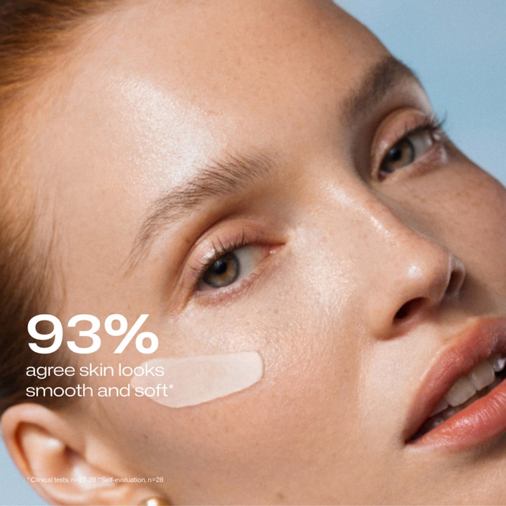 Lumene Nordic-C Glow Moisturizer 50 ml dagcreme påføres en model for at give huden en glat og blød finish.
