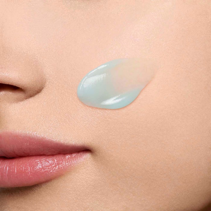 Clarins Hydra-Essentiel Matte Gel 75 ml ansigtscreme giver fugt med en let lyseblå geltekstur på huden.