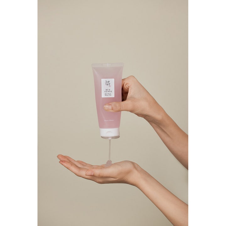 Beauty of Joseon Red Bean Water Gel 100 ml fugtgivende ansigtscreme i tube der trykkes ud i en flad hånd