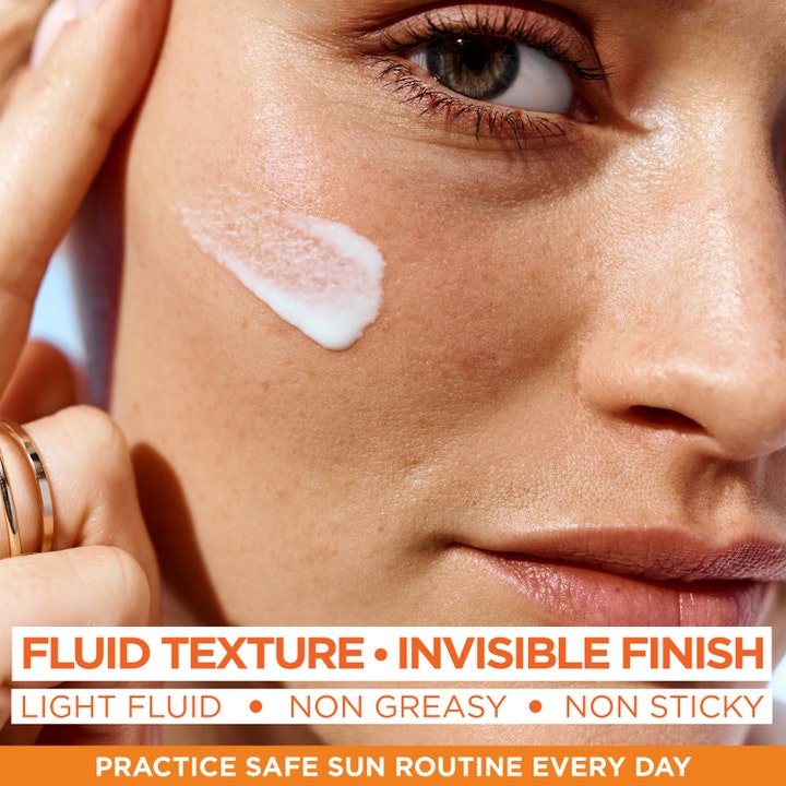 Garnier Ambre Solaire Super UV Vitamin C 40 ml solcreme med let konsistens på huden der giver en usynlig finish