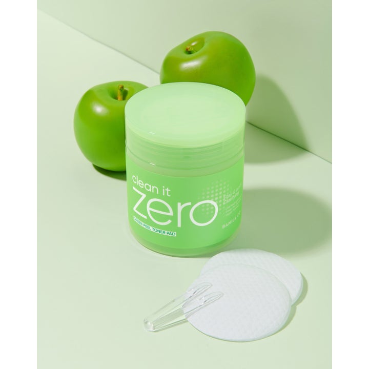 Banila Co Clean It Zero Green Peel Toner Pad 70 stk eksfolierer huden i grøn krukke ved siden af friske æbler.