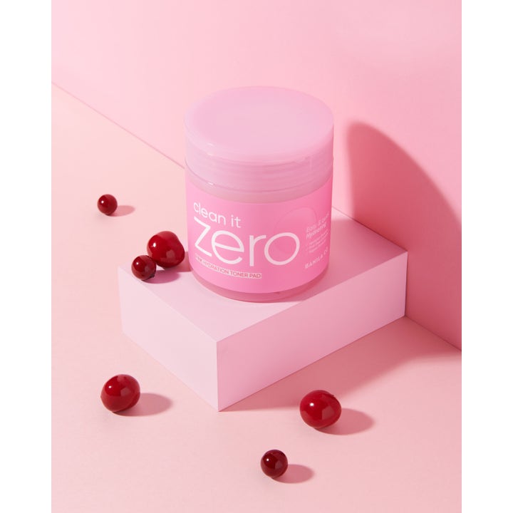 Banila Co Clean It Zero Pink Hydration Toner Pad 70 stk vegansk fugtgivende toner i lyserød krukke med røde bær