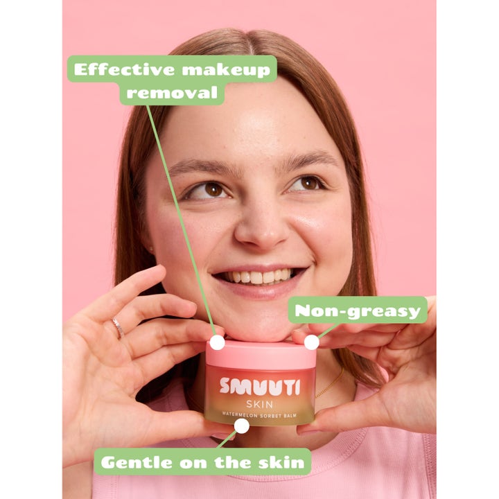 Smuuti Skin Watermelon Dew Sorbet Balm 100 ml rensende balm i krukke holdt af kvinde til effektiv og skånsom makeupfjerning.