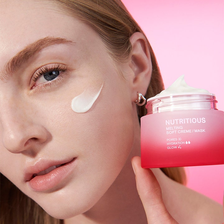 Estée Lauder Nutritious Melting Soft Cream And Mask 50 ml i lyserød krukke påført en kvindes kind for glød