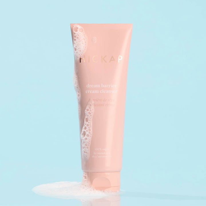 Hickap Dream Barrier Cream Cleanser 125 ml beroligende ansigtsrens i lyserød tube med hvidt skum på blå baggrund