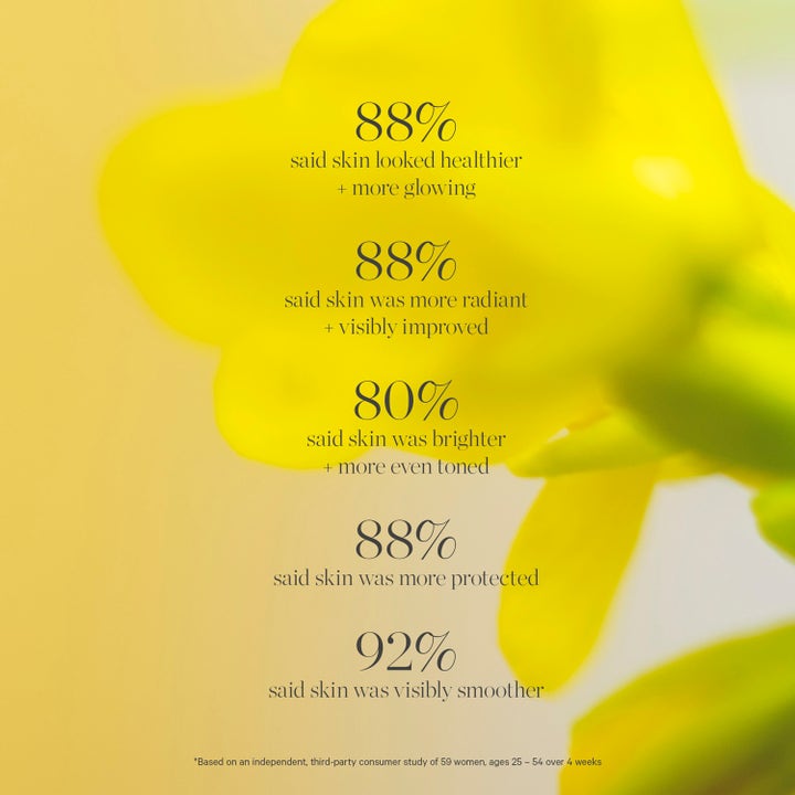 KORA Organics Kakadu Plum Vitamin C Serum 10 ml med testresultater på gul blomsterbaggrund