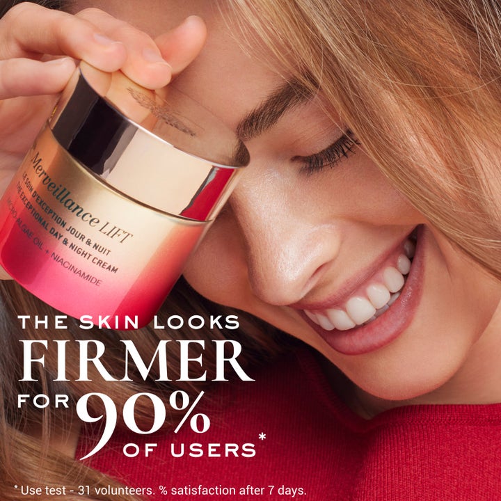 Nuxe Merveillance Lift 75 ml opstrammende dagcreme i pink krukke der giver huden fasthed vist med smilende kvinde